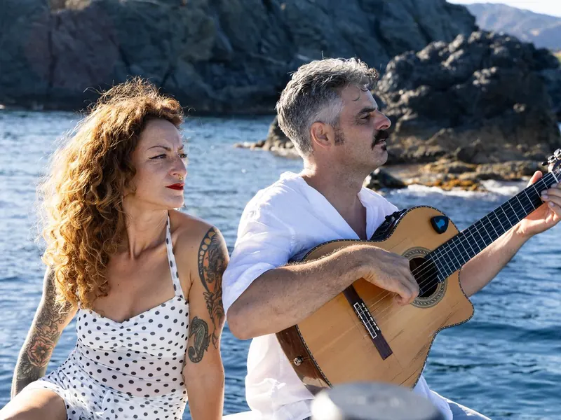 LiveLola, duo de veu i guitarra tocant en directe a la Costa Brava
